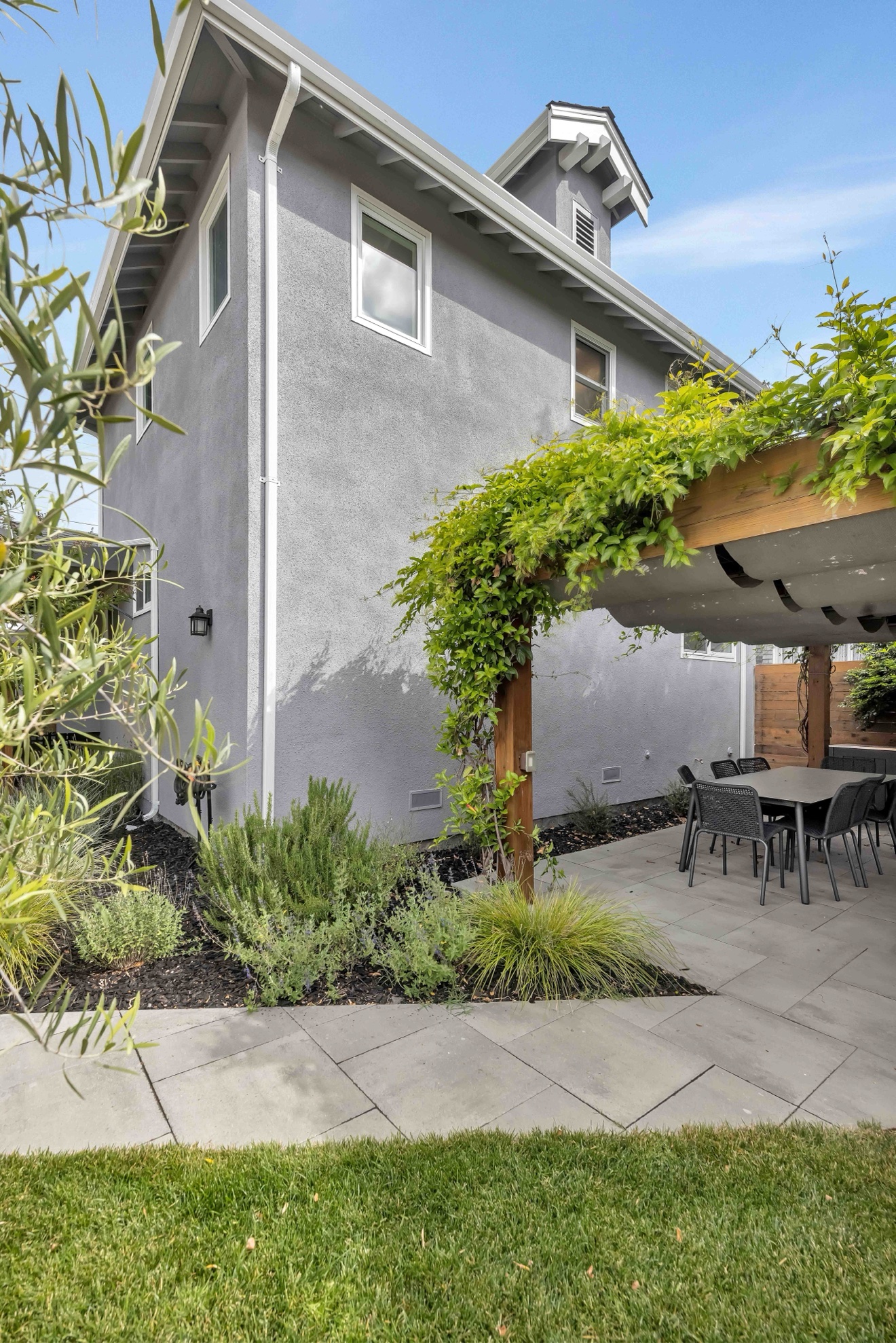 Side yard pergola and landscaping in Redwood City